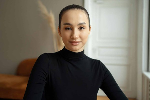 Quelles sont les meilleures façons de porter des hauts à col montant sans paraître trop conservatrice ?